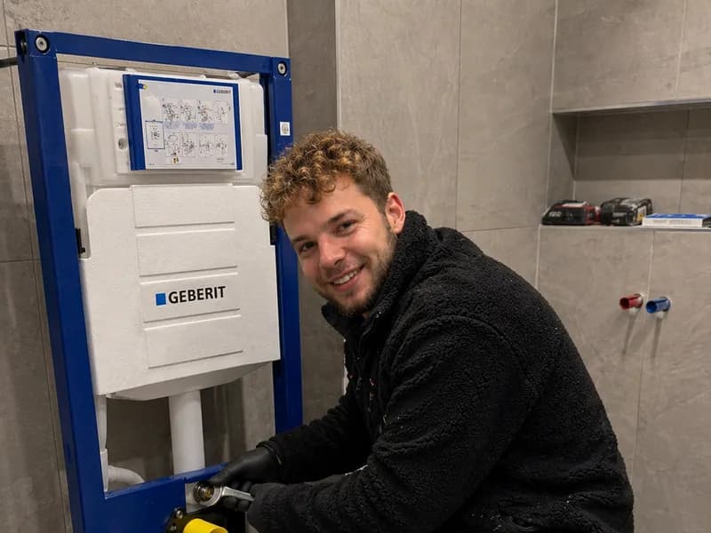 Modernes Bad mit Chromarmaturen